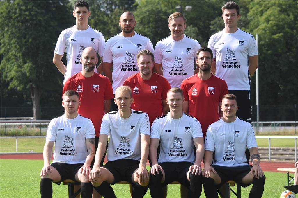 Trainingsstart: Coach Mario Plechaty braucht keine Eingewöhnungszeit beim FC Nordkirchen Die Neuzugänge des FC Nordkirchen: (hintere Reihe v.l.) Florian Siemerling, Ufuk Ekincier, Daniel von der Ley, Alexander Koch, (mittlere Reihe v.l.) Sporttherapeut Robert Goelzner, Trainer Mario Plechaty, Co-Trainer Marcel Stiepermann, (vordere Reihe v.l.) Roman Humenscheimer, Lars Wannigmann, Dominik Dupke und Nico Plechaty.