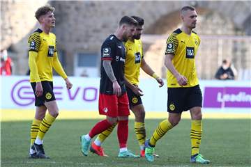 Die Niederlage der U23 gegen Türkgücü München sorgte bei BVB-Kapitän Franz Pfanne (r.) und Co. für lange Gesichter.