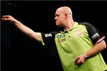 Die Niederlande um das Duo Michael van Gerwen (M) und Raymond van Barneveld holen Gold bei der Darts-Team-WM. Foto: John Walton/PA Wire