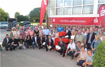 Die Niederrheinische Sparkasse Rhein-Lippe übergab am Donnerstagabend insgesamt 65 000 Euro an die Vertreter vieler ehrenamtlich tätiger Gruppen in Schermbeck. 
