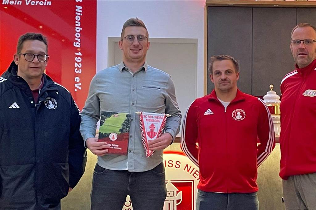 RW Nienborg präsentiert Dominik Buß als neuen Trainer Die Nienborger Verantwortlichen mit dem neuen Spielertrainer Dominik Buß (2.v.l.)