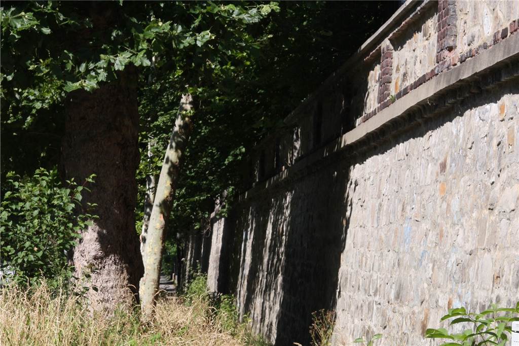Die versteckten Bergbau-Relikte des Dortmunder Nordostens Die noch erhaltene Mauer der Zeche Scharnhorst