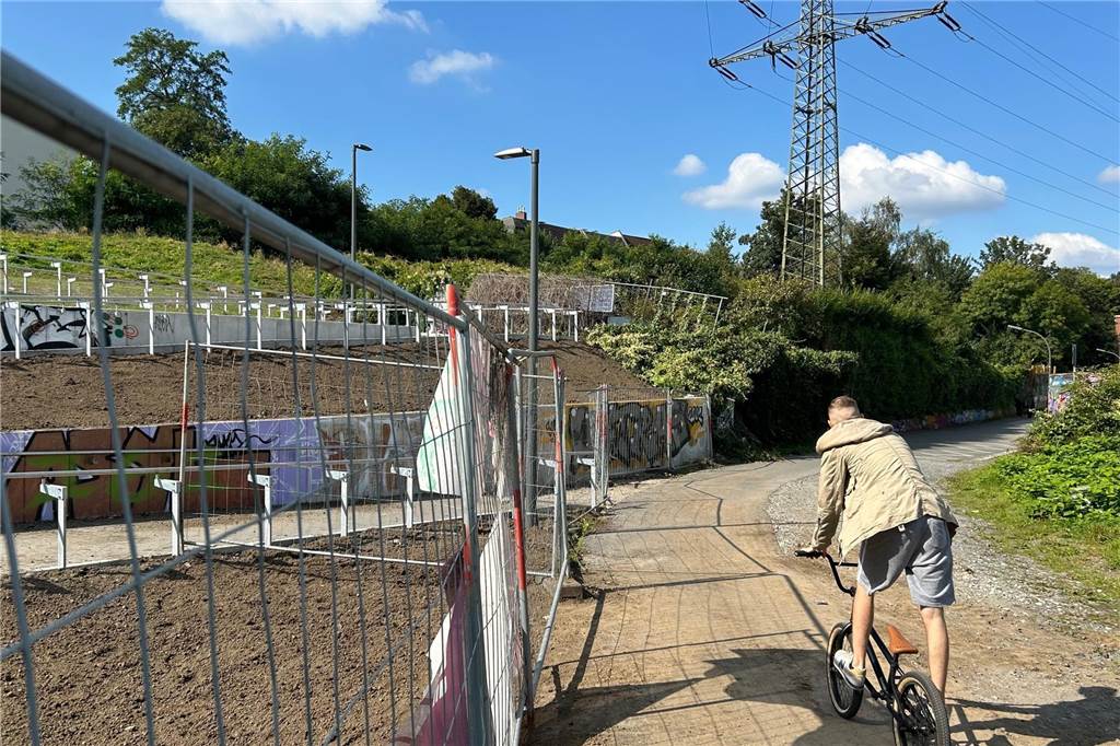 Ein Radfahrer passiert das Ende des "Bananen-Radwegs" an der Güntherstraße in Dortmund.