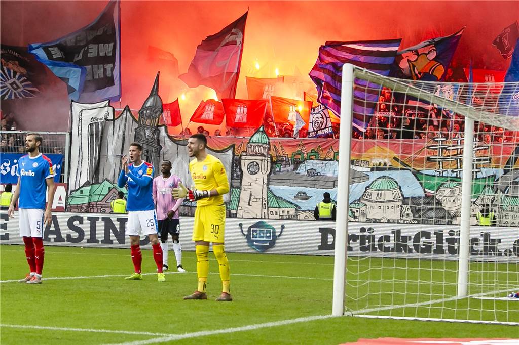 Stefan Thesker surft in Kiel auf der Erfolgswelle – auf gute Noten gibt er aber nicht viel Die Nordderbys, wie hier gegen den HSV, waren auch für Stefan Thesker (l.) besondere Spiele.