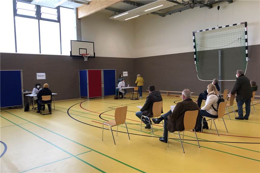 Die Nordkirchener Hausarztpraxen impfen weiter in der Turnhalle der Gesamtschule. Der nächste Termin, an dem der Impfstoff von Astrazeneca zum Einsatz kommt, steht bereits fest.