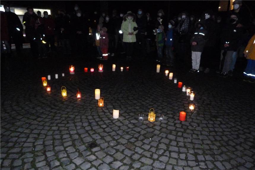 Mahnwache in Nordkirchen: Menschen wollen Zeichen setzen gegen Krieg in der Ukraine Die Nordkirchener müssen nicht nach Düsseldorf oder Köln fahren, um für Frieden zu demonstrieren und die Solidarität mit der Ukraine zu bekunden. Das geht an diesem Montagabend um 19 Uhr auch bei der Mahnwache auf dem Ludwig-Becker-Platz. Ähnliche Veranstaltungen hat es in der Umgebung bereits gegeben - so wie auf dem Foto in Selm.