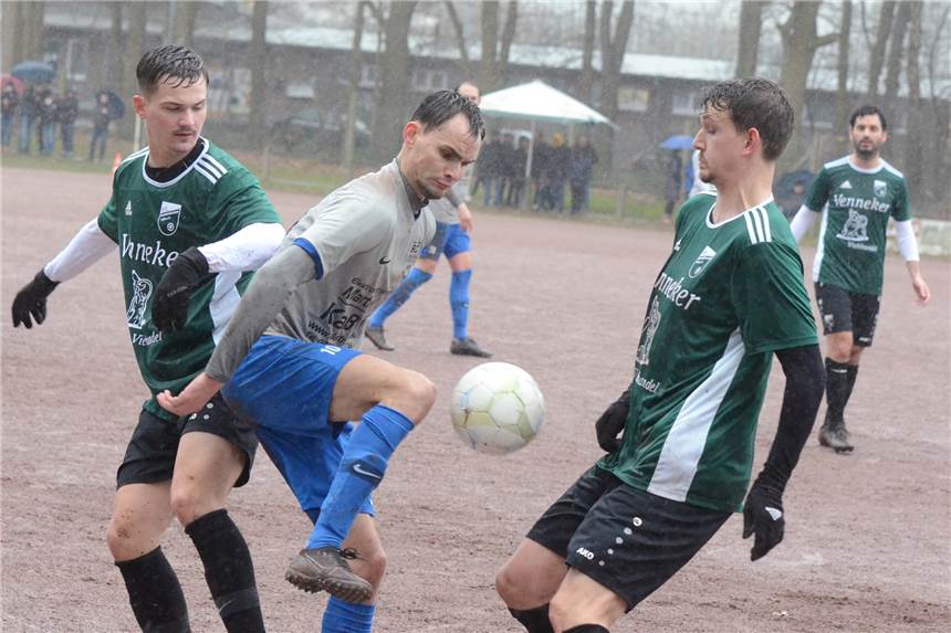 FC Nordkirchen schießt sich in Borken-Hoxfeld fürs Derby warm Die Nordkirchener Robin Schwick (l.) und Joachim Mrowiec (r.) im Duell um den Ball gegen den SC Borken-Hoxfeld.