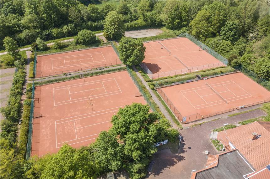 Wir erklären die neuen Corona-Regeln für die Sportwelt Die Nordkirchener Tennisanlage mit einer Drohne aufgenommen. Hier darf wieder Sport getrieben werden.