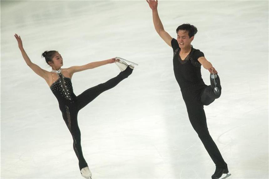 Paarläufer aus Nordkorea hoffen auf Olympia-Start Die Nordkoreaner Ryom Tae-Ok und Kim Ju-Sik bei ihrer Kür. Foto: Peter Kneffel
