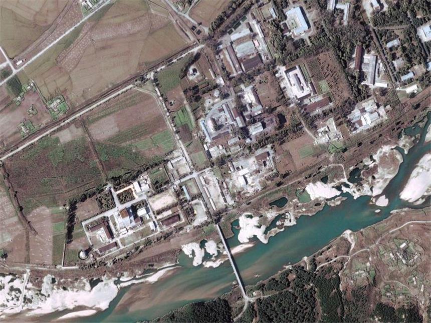 Trump beharrt auf "Feuer-und-Wut"-Äußerung Die nordkoreanische Atomanlage Yongbyon auf einem Satellitenbild aus dem Jahr 2004. Foto: Digitalglobe