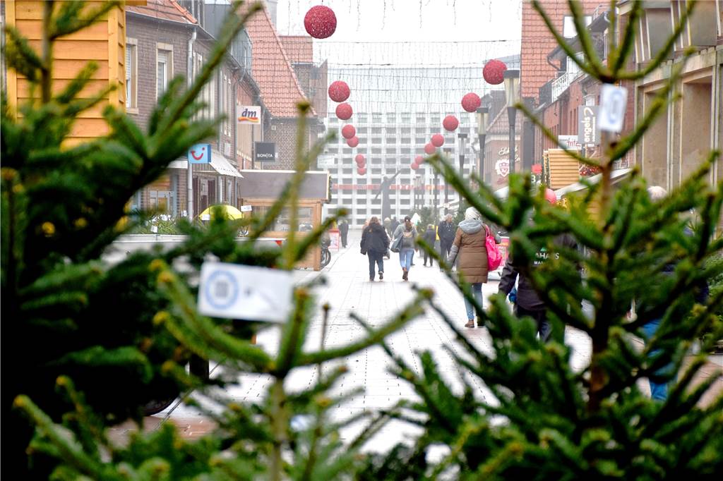 500 Nordmanntannen: Stattwald soll Adventsstimmung in Ahaus verbreiten Die Nordmanntannen verteilen sich über die ganze Länge der Marktstraße: Sie stehen an der Einmündung Königstraße, an der Marienkirche, auf dem Oldenkottplatz und auf dem Rathausplatz. Am vierten Advent (18. Dezember) sollen die Bäume mit einer gemeinsamen Aktion "geschlagen" werden.