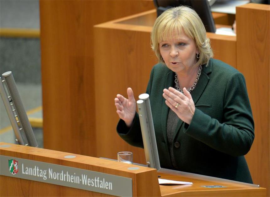 Kraft will mehr Polizisten einstellen Die nordrhein-westfälische Ministerpräsidentin Hannelore Kraft (SPD) spricht in Düsseldorf (Nordrhein-Westfalen) im Landtag.