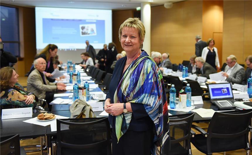 NRW-Entscheidung zum „Turbo-Abitur“ verschoben Die nordrhein-westfälische Schulministerin Sylvia Löhrmann traf sich zu einem runden Tisch mit Schulakteuren aus allen gesellschaftlichen Bereichen, um über das sogenannte "Turbo-Abi" zu sprechen.