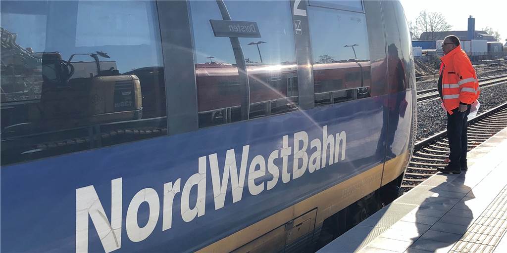 Nordwestbahn muss in Dorsten das Feld räumen: Vorgänger übernimmt Zug am Bahnsteig.