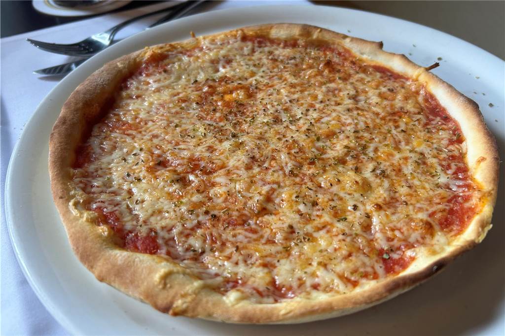 Preiswert und gut in der Altstadt essen – der große Test Die normale Pizza bei Il Carciofo ist etwas klein geraten.