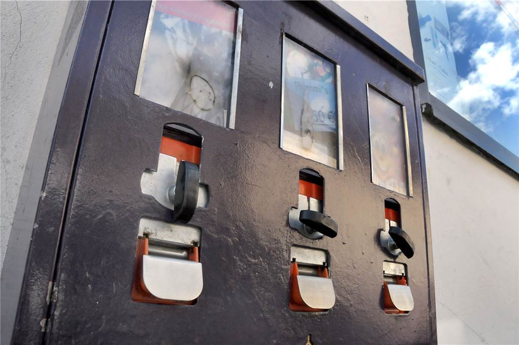 45 Jahre Friseursalon Oeste in Schwerte: Früher Perückenstudio, heute „Der Barbierladen“ Die nostalgischen Kaugummi-Automaten hegt und pflegt Ralf Oeste vor seinem Barbierladen an der Ostenstraße 12.