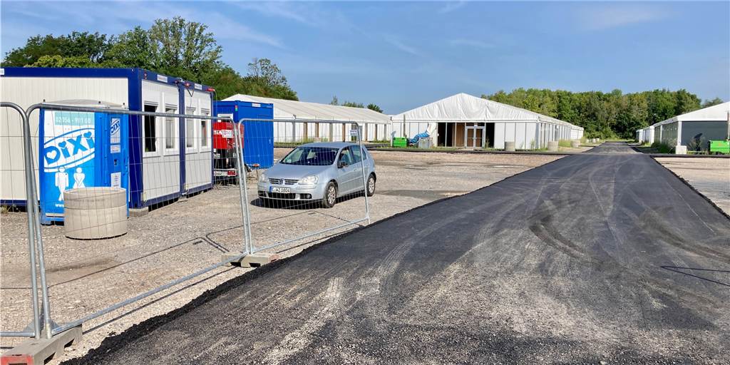 Notunterkunft an der B235 ist fast fertig - Bewohner nicht in Sicht Die Notunterkunft für Geflüchtete auf dem alten Kraftwerksgelände an der B235 soll schon bald bereit sein. Mit der Aufnahme des Betriebs wolle man aber noch warten.