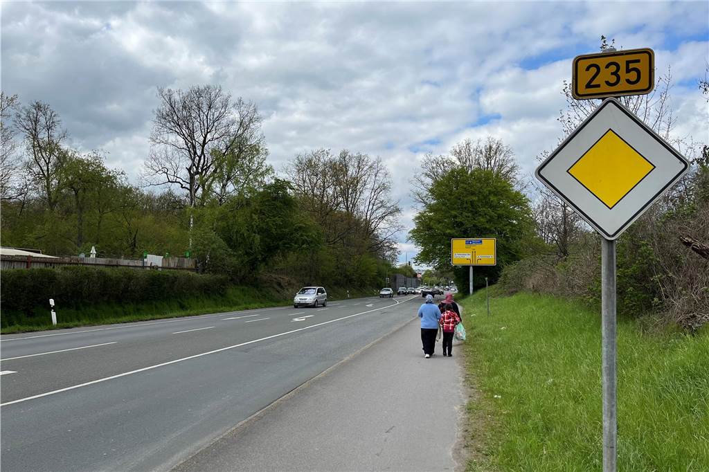 Geflüchtete Frauen und ein Mädchen laufen auf dem Fußweg an der B235 in Castrop-Rauxel.