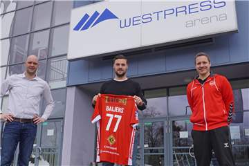 Die Nr. 77 ist ab Sommer wieder vergeben: Nationalspieler Dani Baijens (Mitte) wechselt vom TBV Lemgo zum ASV Hamm; Trainer Michael Lerscht (r.) und Geschäftsführer Thomas Lammers (li.)