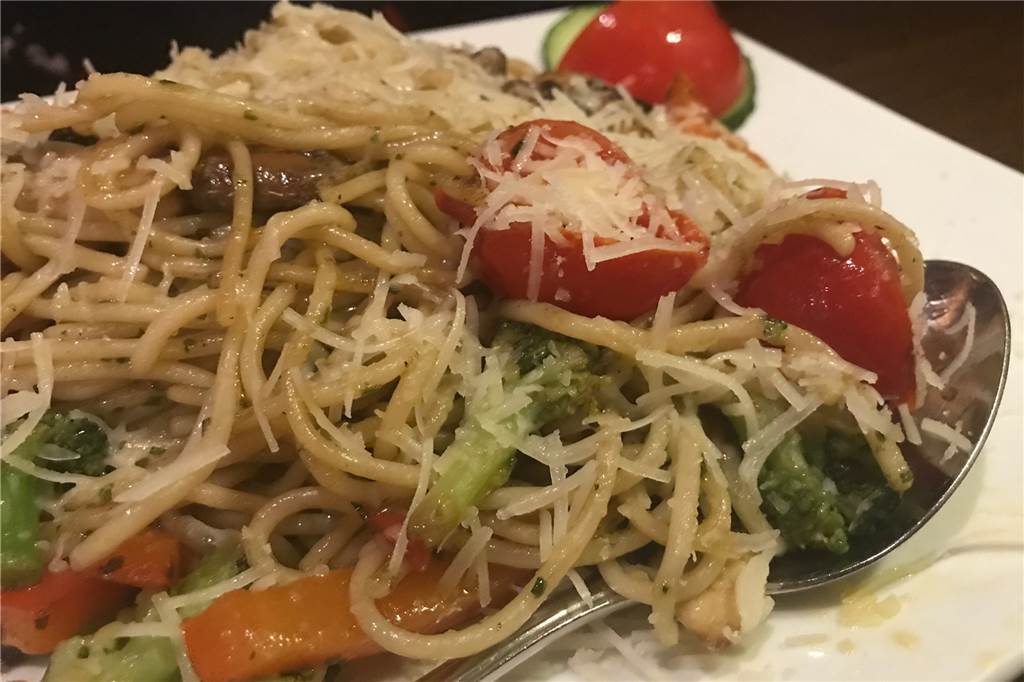 Die Nudeln mit Grillgemüse und Basilikumpesto waren ok.