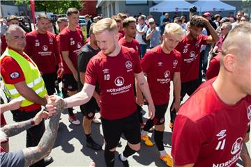 Die Nünrberger Spieler werden beim Trainingsauftakt von Fans begrüßt. Foto: Timm Schamberger
