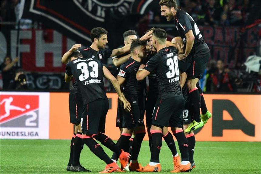 Bereit für die Aufstiegsparty: Nürnberg fast am Ziel Die Nürnberger feiern das 1:0 gegen Eintracht Braunschweig durch Nürnbergs Ondrej Petrak (verdeckt). Foto: Nicolas Armer
