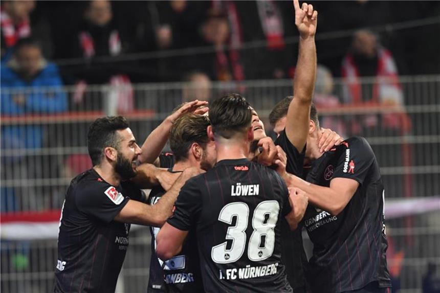 Nürnberg vorerst Spitze - Ingolstadt verspielt Führung Die Nürnberger feiern den 1:0-Sieg bei Union Berlin. Foto: Maurizio Gambarini