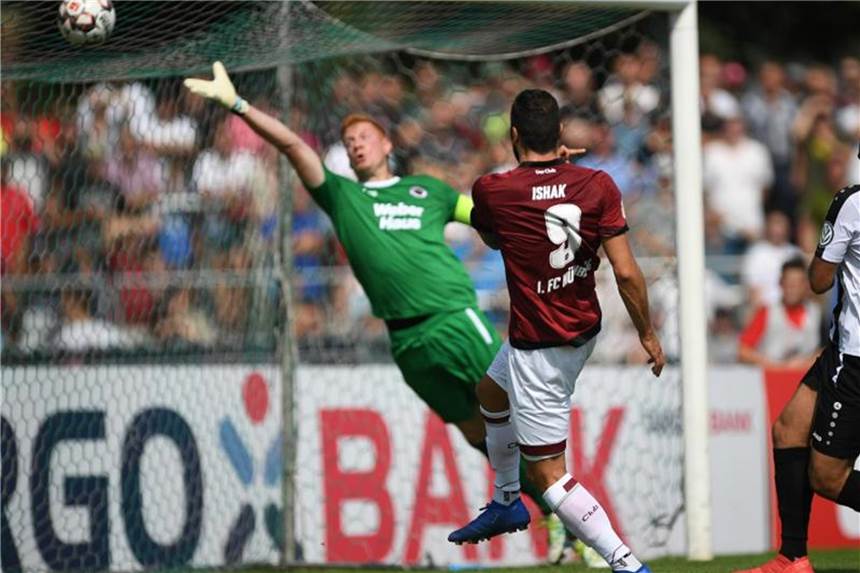 1. FC Nürnberg quält sich lange - 2:1 bei Fünftligist Die Nürnberger um Torschütze Mikael Ishak (M.) setzten sich in Kehl knapp gegen den SV Linx durch. Foto: Patrick Seeger