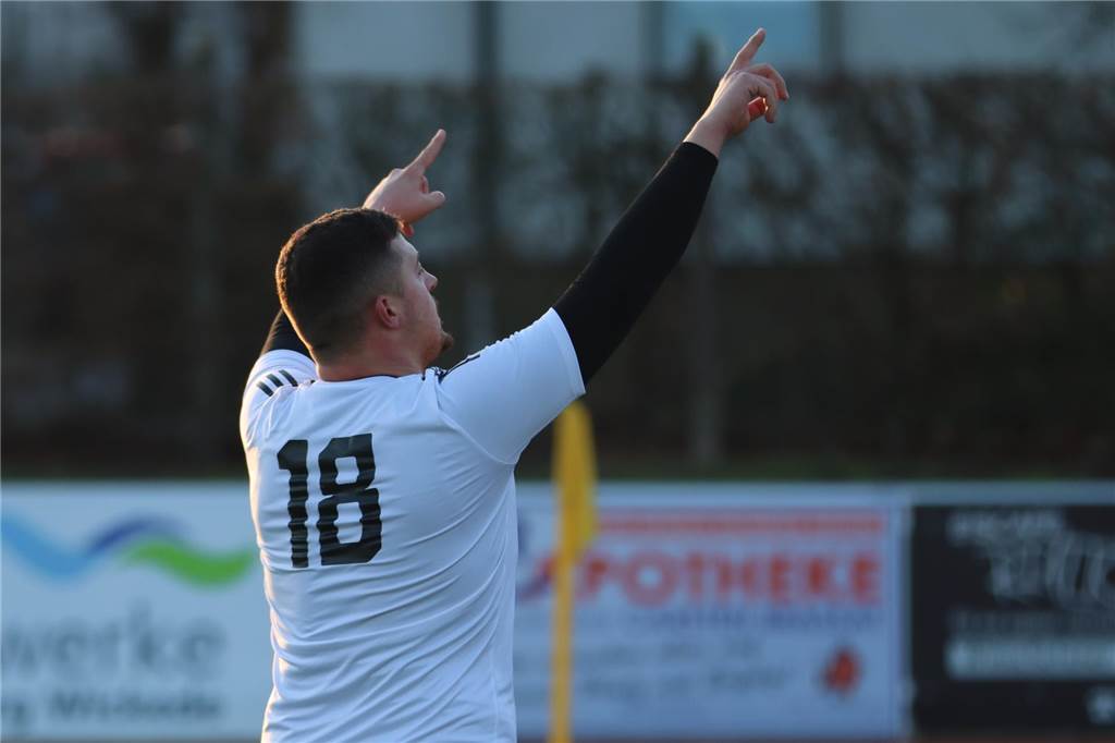D-Liga-Knipser des SC Fröndenberg kann es auch in der Ersten Sebastian Cani jubelt