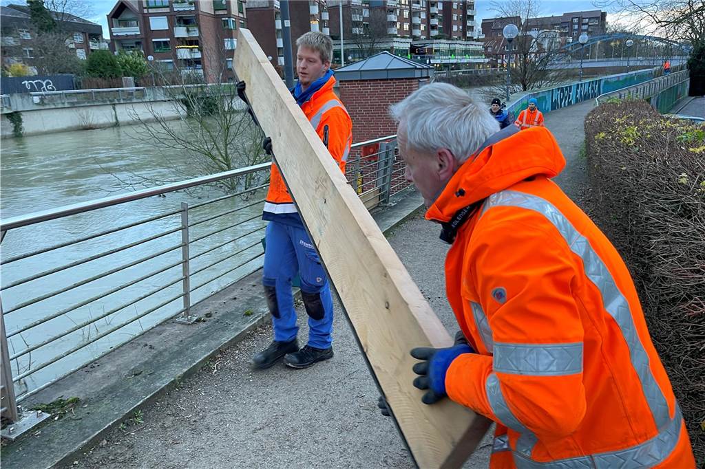 Schutzwand gegen Hochwasser: „Mag profan aussehen, hat aber gute Wirkung“ Die nummerierten Bretter fanden am Donnerstagmorgen schnell den Weg an ihren Bestimmungsort.
