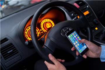 Die Nutzung des Handys am Steuer ist verboten. Strafen drohen selbst dann, wenn Autofahrer das Telefon bloß in die Hand nehmen. Foto: Monika Skolimowska