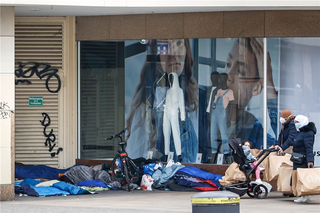 Nightshopping und grüne Oasen - wie Dortmunds City gerettet werden soll Die Obdachlosen, die auf dem Westenhellweg ihre Schlafsäcke ausbreiten, schaden nach Ansicht des Cityrings der Attraktivität und dem Image der Dortmunder Innenstadt. Die Kaufleute setzen sich für eine Betreuung der Menschen ein und sind bereit, die Sozialarbeit zu unterstützen.