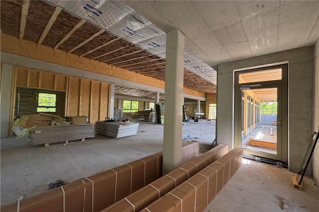 OGS feiert Richtfest: Acht-Millionen-Projekt soll im Herbst fertig sein Durch viele Fenster strömt das Licht in den Rohbau der OGS.