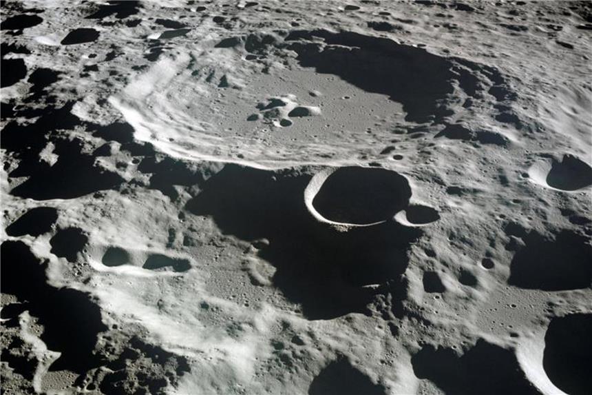 Bergbau im All: BDI fordert schnelles Weltraumgesetz Die Oberfläche des Mondes. Dort und auf anderen Planeten können wertvolle Rohstoffe schlummern. Foto: NASA/Nasa