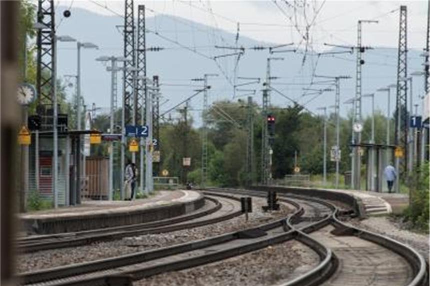 Defekte Oberleitung stoppt Regionalzug mit 200 Passagieren Die Oberleitungen des Schienenverkehrs. Foto: Patrick Seeger/Archiv