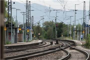 Die Oberleitungen des Schienenverkehrs. Foto: Patrick Seeger/Archiv