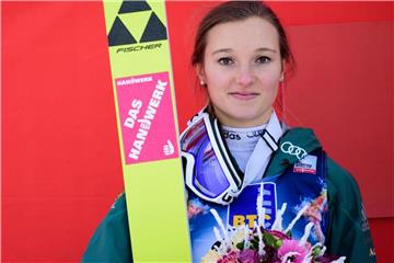 Die Oberstdorferin Katharina Althaus freut sich über ihren zweiten Platz im slowenischen Ljubno. Foto: Rok Rakun