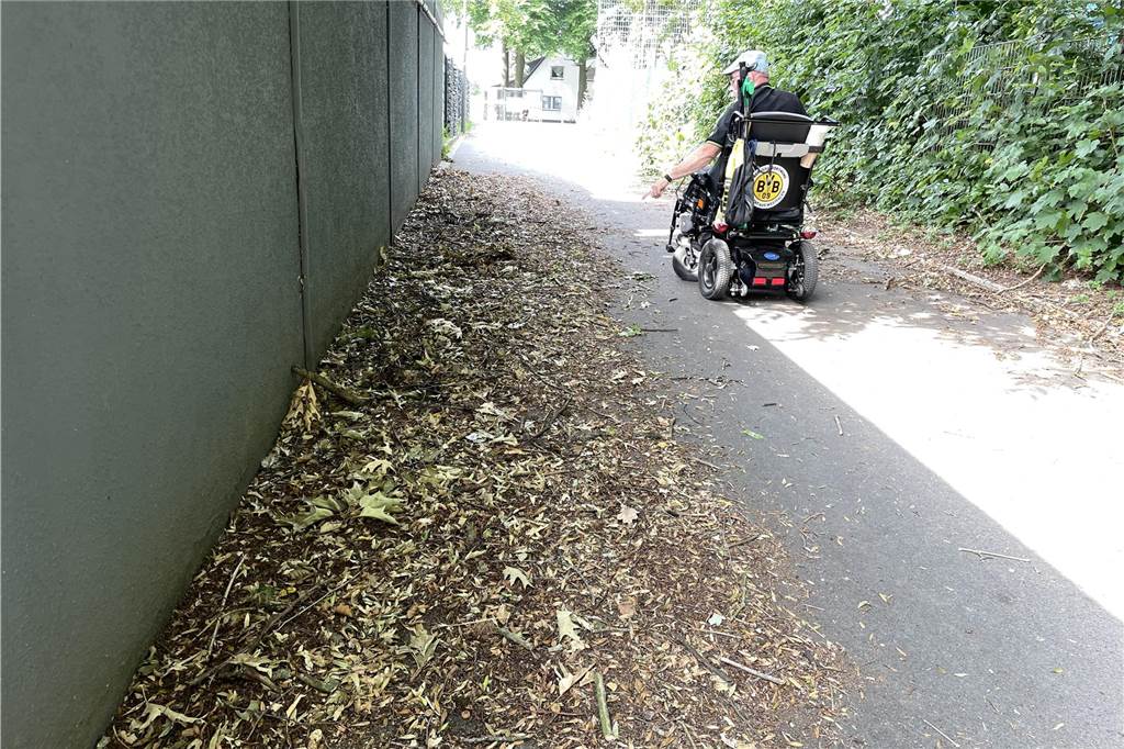 Nach Beschwerde: Anlieger müssen Verbindungsweg bald selbst reinigen Die öffentliche Beschwerde über den dreckigen Verbindungsweg in Lütgendortmund ging für Karl-Heinz Quednau und die Anlieger nach hinten los.