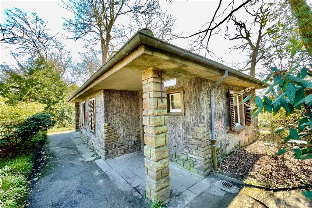 Rombergpark: Besonderes Unisex-WC und der Plan für neue stille Örtchen Die öffentliche Toilette am großen Spielplatz. Hier sollte zunächst nur das Dach saniert werden, jetzt entsteht hier eine Unisex-Toilette.