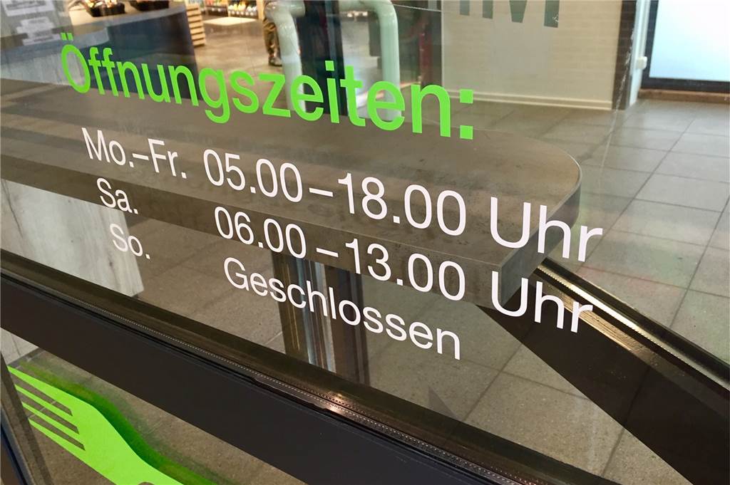 NimmEssMit eröffnet: Das bietet der Mini-Supermarkt und so sind die Preise Die Öffnungszeiten des „Nimm es mit“ im Hauptbahnhof.