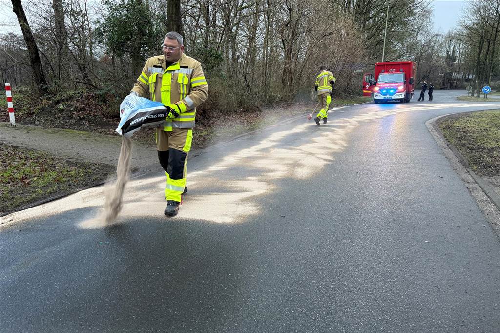 Feuerwehr streut lagen Ölspur ab: Mehrere Straßen in Barkenberg betroffen Feuerwehrleute bringen Bindemittel auf