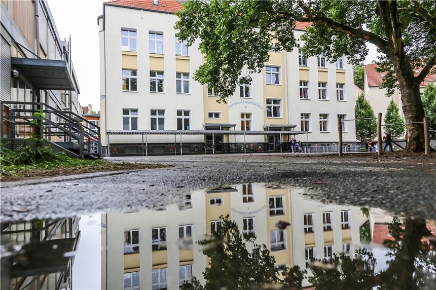Grundschule wegen erhöhter Kohlenmonoxid-Werte evakuiert Die Oesterholz-Grundschule in der Nähe des Borsigplatzes am Dienstagmittag.