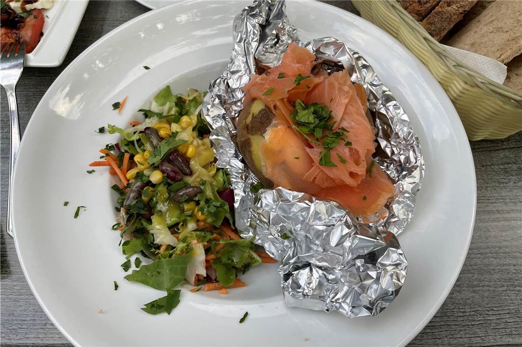 Leckeres Essen mitten in der Idylle: Bei Jugel´s ist jeder willkommen Eine Ofenkartoffel mit Lachs und Salat.