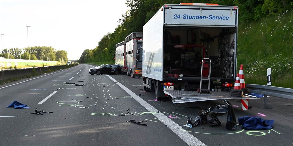 Tödlicher Unfall nach Reifenpanne auf der A31 bei Borken Die Unfallstelle mit dem Lkw der Pannenhilfe und dem Tiertransporter auf dem Seitenstreifen. Der Pkw prallte zuletzt noch gegen den Viehtransporter.
