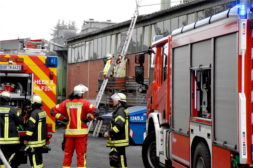 Gießerei-Filter brennt: Zwei Arbeiter kommen vorsorglich ins Krankenhaus Die offenen Flammen waren zügig gelöscht. Die Suche nach möglichen Brandnestern, Nachlösch- und Aufräumarbeiten zogen sich allerdings noch etwas hin. Einsatzleiter Manfred Lösing erklärte, dass 20 bis 25 Mitglieder des Löschzugs im Einsatz waren.