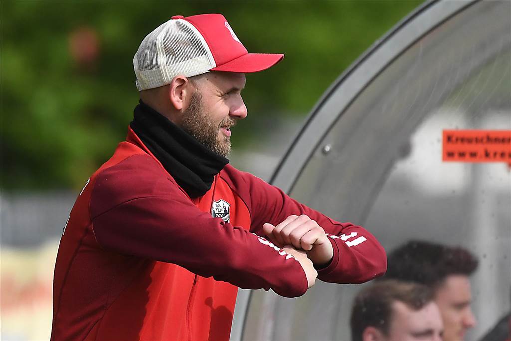 Die Offensive rollt beim TuS Henrichenburg (weiße Trikots) auch am 22. Spieltag der Kreisliga B3 Recklinghausen weiter. Mit 5:1 (3:0) zerlegten die Henrichenburger auf heimischen Rasen die Westfalia Vinnum und erzielen nach dem 5:1-Sieg gegen Waltrop II vor zwei Wochen erneut fünf Tore in einem Spiel. Die Bilanz der letzten drei Partien kann sich sehen lassen. Mit 14:2 Toren greift der TuS die Tabellenspitze an.
