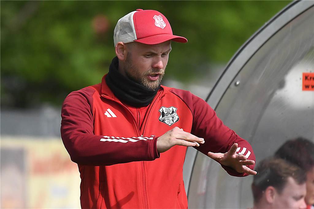 Die Offensive rollt beim TuS Henrichenburg (weiße Trikots) auch am 22. Spieltag der Kreisliga B3 Recklinghausen weiter. Mit 5:1 (3:0) zerlegten die Henrichenburger auf heimischen Rasen die Westfalia Vinnum und erzielen nach dem 5:1-Sieg gegen Waltrop II vor zwei Wochen erneut fünf Tore in einem Spiel. Die Bilanz der letzten drei Partien kann sich sehen lassen. Mit 14:2 Toren greift der TuS die Tabellenspitze an.