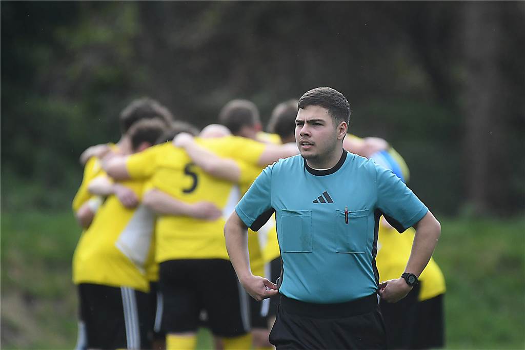 Die Offensive rollt beim TuS Henrichenburg (weiße Trikots) auch am 22. Spieltag der Kreisliga B3 Recklinghausen weiter. Mit 5:1 (3:0) zerlegten die Henrichenburger auf heimischen Rasen die Westfalia Vinnum und erzielen nach dem 5:1-Sieg gegen Waltrop II vor zwei Wochen erneut fünf Tore in einem Spiel. Die Bilanz der letzten drei Partien kann sich sehen lassen. Mit 14:2 Toren greift der TuS die Tabellenspitze an.