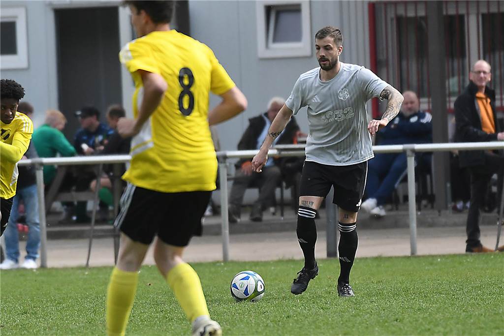 Die Offensive rollt beim TuS Henrichenburg (weiße Trikots) auch am 22. Spieltag der Kreisliga B3 Recklinghausen weiter. Mit 5:1 (3:0) zerlegten die Henrichenburger auf heimischen Rasen die Westfalia Vinnum und erzielen nach dem 5:1-Sieg gegen Waltrop II vor zwei Wochen erneut fünf Tore in einem Spiel. Die Bilanz der letzten drei Partien kann sich sehen lassen. Mit 14:2 Toren greift der TuS die Tabellenspitze an.