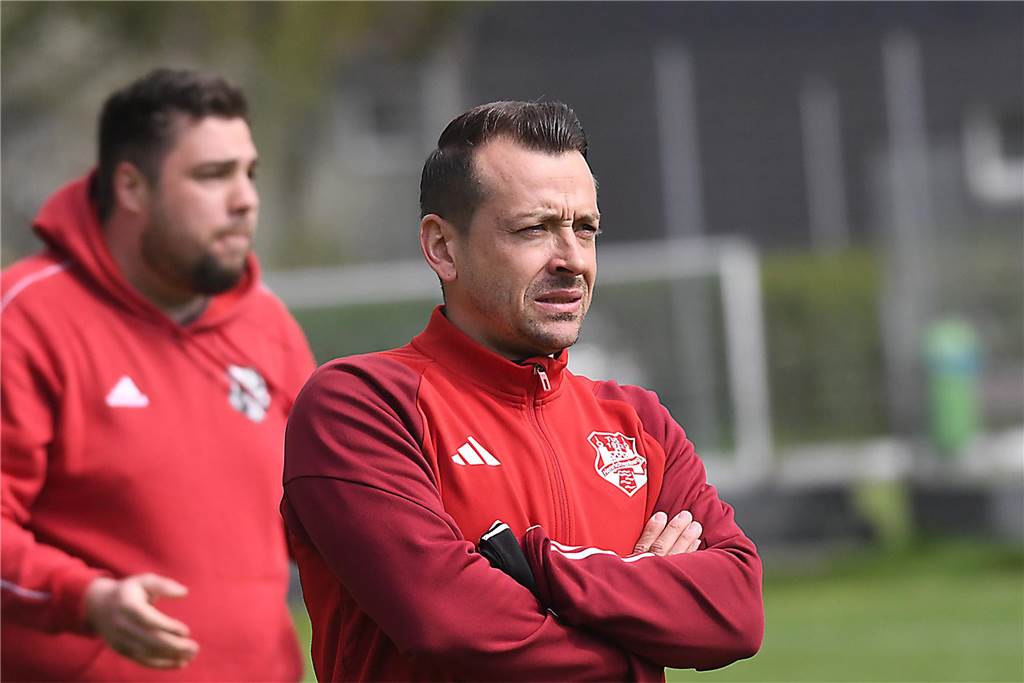 Die Offensive rollt beim TuS Henrichenburg (weiße Trikots) auch am 22. Spieltag der Kreisliga B3 Recklinghausen weiter. Mit 5:1 (3:0) zerlegten die Henrichenburger auf heimischen Rasen die Westfalia Vinnum und erzielen nach dem 5:1-Sieg gegen Waltrop II vor zwei Wochen erneut fünf Tore in einem Spiel. Die Bilanz der letzten drei Partien kann sich sehen lassen. Mit 14:2 Toren greift der TuS die Tabellenspitze an.